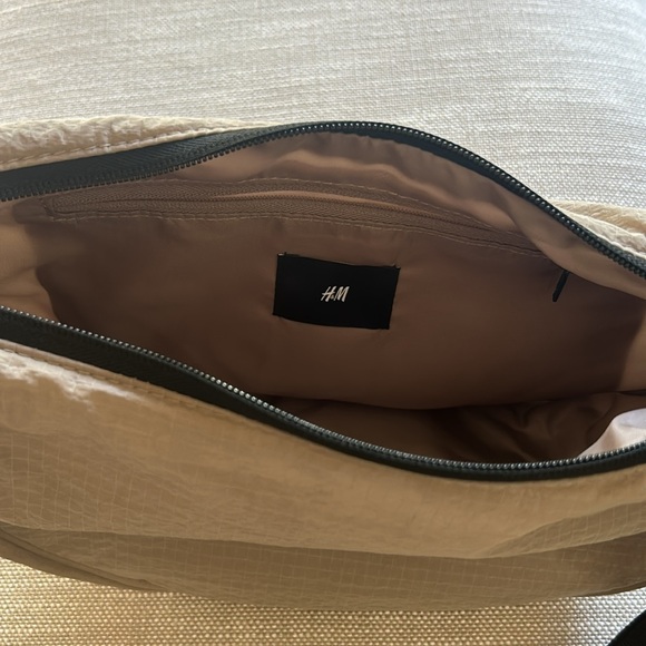H & M Crossbody Bag with Adjustable Strap. Khaki bag with Black Strap.Never used - Picture 5 of 6